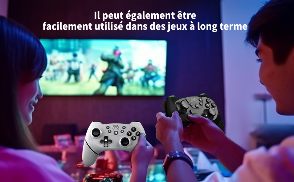 Deux manettes de jeu vidéo en cours d'utilisation, l'une blanche et l'autre foncée, avec un écran de télévision diffusant le jeu en arrière-plan. Les gens jouent dans une pièce faiblement éclairée par un éclairage violet