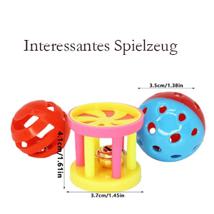 Buntes Ballspielzeug aus Kunststoff mit integriertem Rasselmechanismus. Rote, gelbe und blaue Abschnitte mit kreisförmigen Löchern. Produktabmessungen im Diagramm dargestellt.