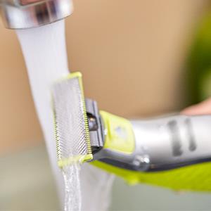 Easy-to-clean shaver with waterproof razor blades