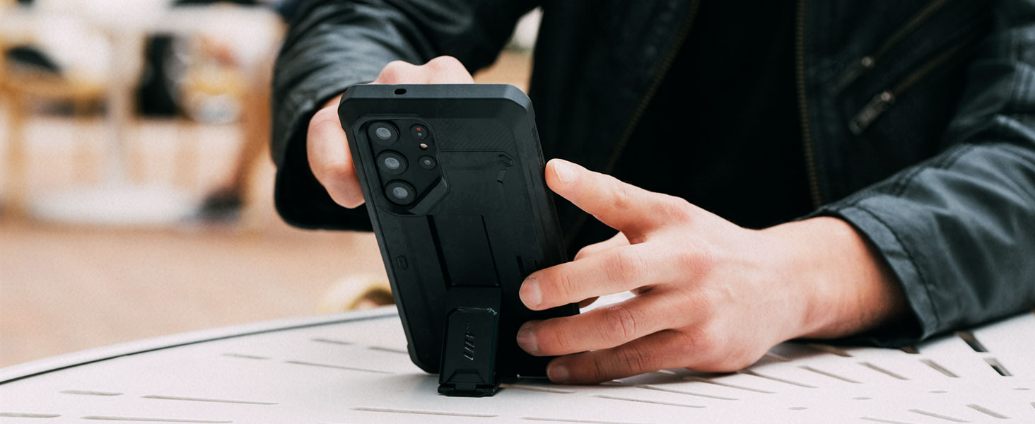 eine Person, die ein Handy in der Hand hält.