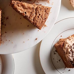 Schokoladenkuchen auf Tellern