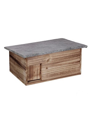 Mehrere Ansichten einer hölzernen Aufbewahrungsbox oder Truhe mit natürlicher Holzmaserung und rustikalem Aussehen.