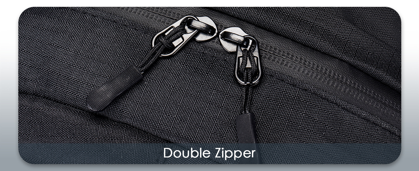 Gros plan d'une fermeture à glissière en tissu noir avec deux tirettes en métal, étiquetée « Double fermeture éclair ». La fermeture éclair est cousue sur un matériau texturé foncé.