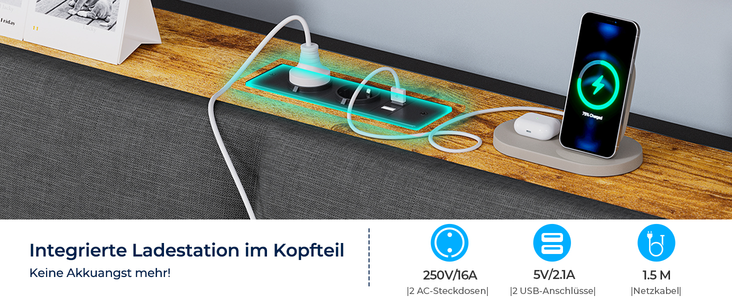 Der Text lautet: „Integrierte Ladestation im Kopfteil“ mit drei Symbolen, die die Spezifikationen „220V/5A“, „5V/2.1A“ und „L2 14“ anzeigen. Kopfteil aus Holz mit integrierter Ladestation und Telefondisplay.