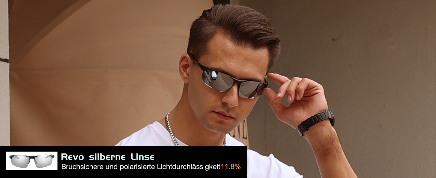Mann mit Sonnenbrille, passt sie mit der Hand an und schaut vor einem schlichten Hintergrund zur Seite.