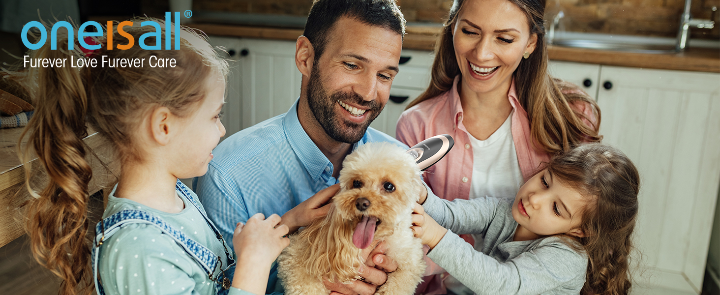 Familiescène met ouders, twee kinderen en een kleine hond. Ze zijn bij elkaar, glimlachen en communiceren met het huisdier in een huiselijke omgeving.