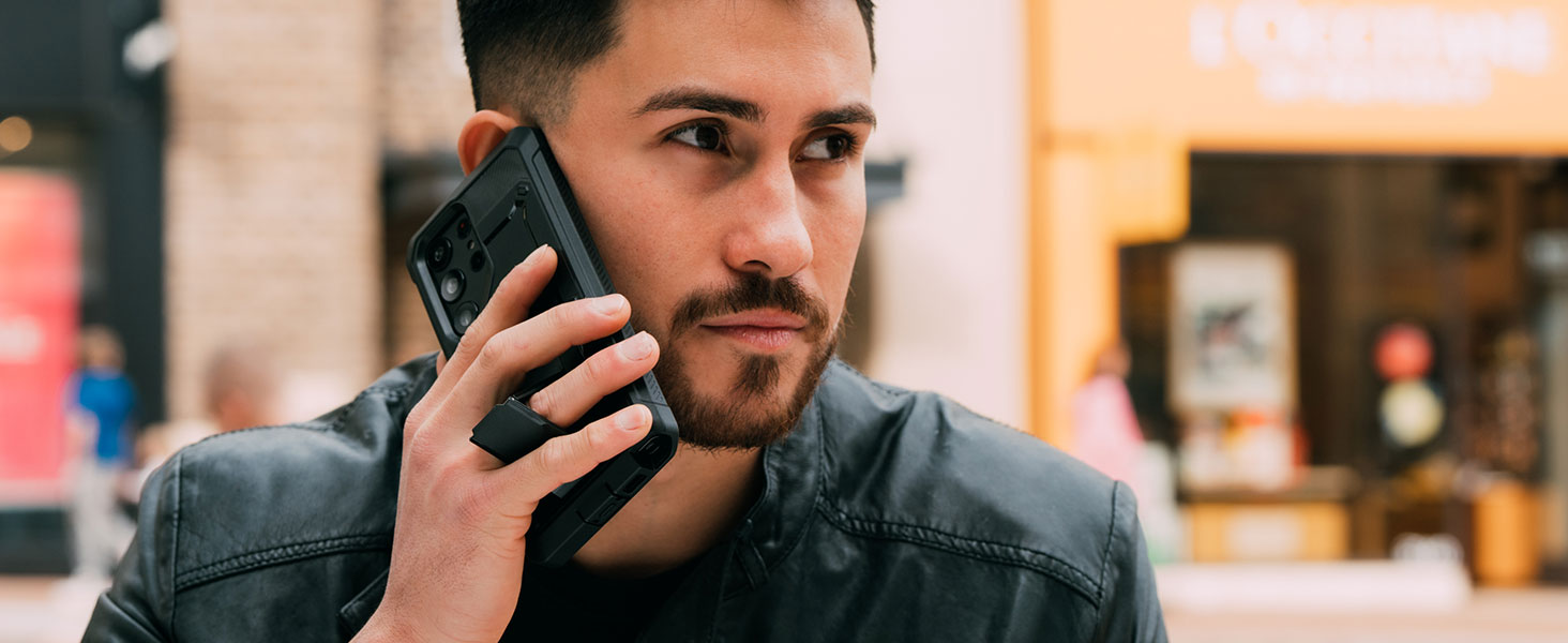 ein Mann, der auf einem Handy spricht