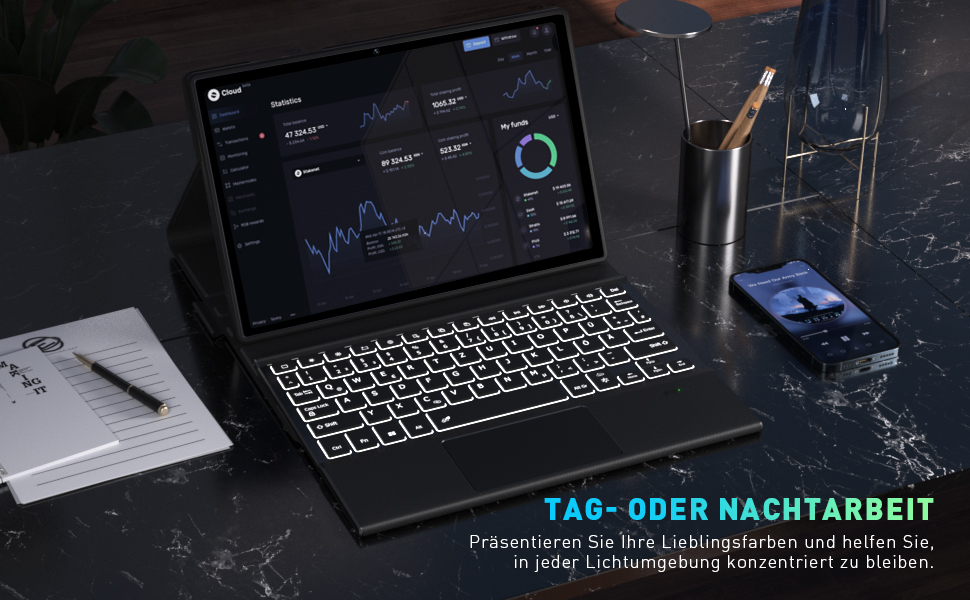 لپتاپی با صفحه نمایشی که داشبورد دادهها را نمایش میدهد