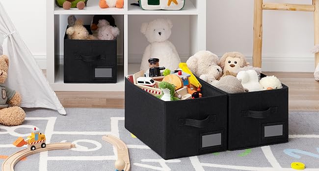 Aufbewahrungsbehälter aus schwarzem Stoff mit Spielzeug und Kuscheltieren, entworfen für die Aufbewahrung von Kinderspielgegenständen und Raumzubehör