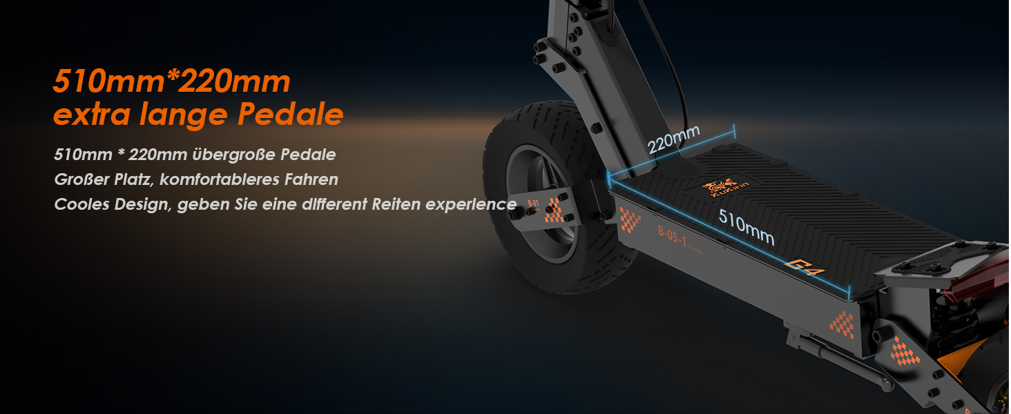 Nahaufnahme eines schwarzen Elektrorollers oder Fahrradpedals, wobei die extralange Größe von 510 mm x 220 mm hervorgehoben wird. Der Text erwähnt „großes Pedale“ und „komfortables Fahren“.