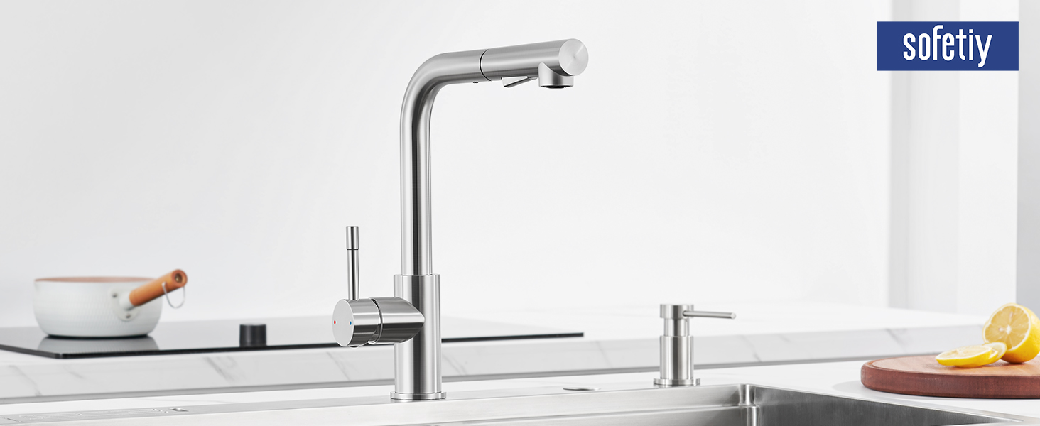 Moderne Küchenarmatur mit elegantem Design, hohem Auslauf und Hebelgriff. Weißer Seifenspender mit der Aufschrift „Soleily“ auf der rechten Seite sichtbar