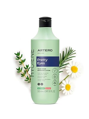 ARTERO Pretty Eyes Eye Cleaner and Tear Zone Removes Tear Spots from Dogs and Cats, Eye Cleaner Dogs, Natural Ingredients, Hygiene for Dogs and Cats. 10 para mascotas. Botella verde claro con detalles del producto. Rodeado de flores de manzanilla y ramitas de romero