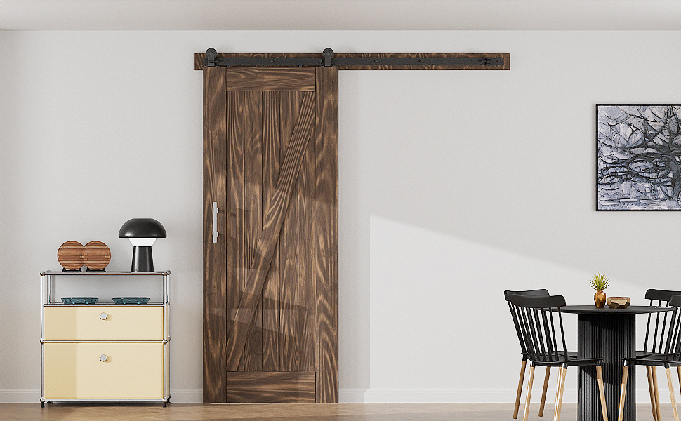 Rustikale Scheunenschiebetür aus Holz in Dunkelbraun, auf schwarzen Beschlägen montiert. Gezeigt in einem modernen Interieur mit sichtbaren weißen Wänden, Möbeln und einem Essbereich.