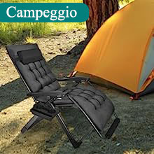 Scena del campeggio con una sedia pieghevole nera e una tenda gialla. La sedia ha sedile e schienale imbottiti, visibili in primo piano. La tenda è parzialmente mostrata sullo sfondo