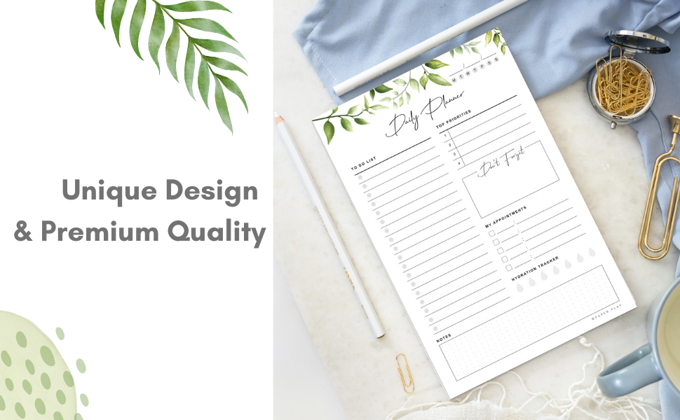 Paypoqdagi jozibali dumbalarning fotosuratlari Koylak ostidagi qizning mushukini yalash