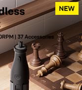 sobre tablero de madera con piezas negras y marrones. Prominente torre negra en primer plano. La etiqueta amarilla «NUEVO» es visible.