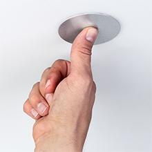 Attach the support plate to the intended location on the ceiling and press firmly for 10 seconds. 