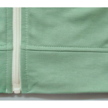 صور المنتج عن قرب تعرض سطحًا أو مادة مزخرفة باللون الأخضر في مناظر متعددة.