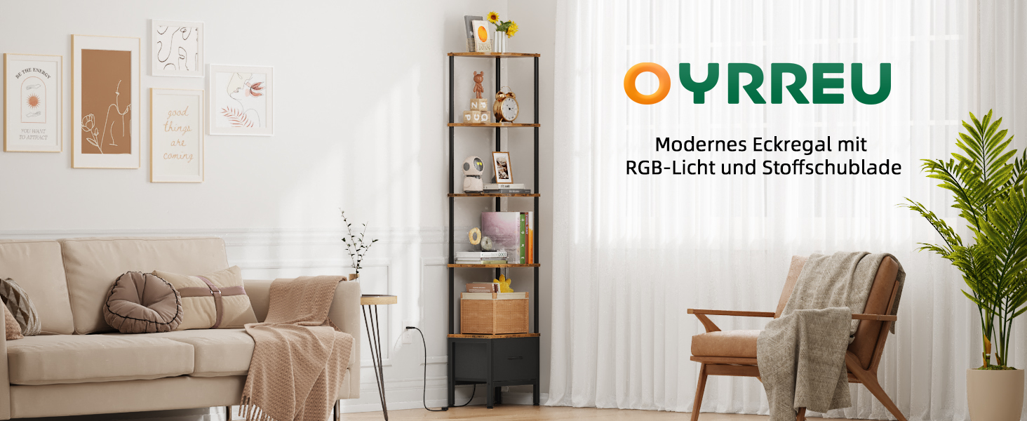 Der Text lautet: „OYRREU“. Moderne Wohnzimmereinrichtung mit Eckregal in neutralen Farbtönen, Zimmerpflanze und komfortabler Sitzanordnung.
