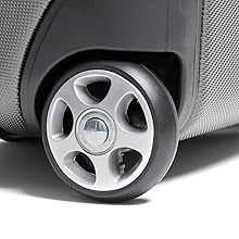 Primo piano di una ruota portabagagli grigia. Design a cinque razze con pneumatico in gomma liscia, fissato all'esterno ruvido