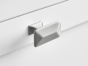 Két ezüst téglalap alakú fiókhúzó vagy fogantyú közeli képe fehér felületre szerelve, minimalista dizájnt sugározva.