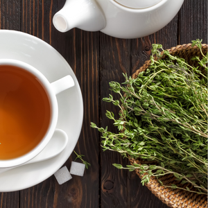 una taza de té y una tetera sobre una