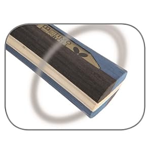 Primer plano de un objeto rectangular con textura similar a la madera oscura y detalles en azul metálico. Vista parcial de la forma visible del dispositivo.