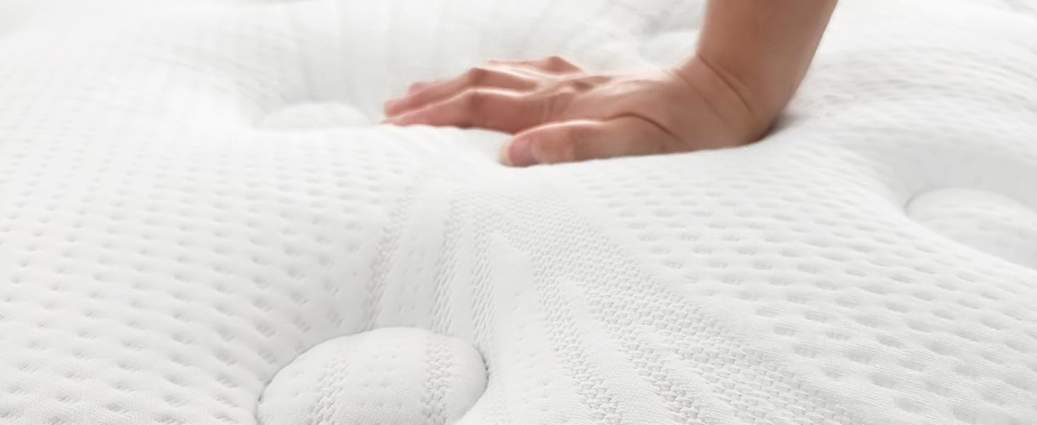 Nahaufnahme einer weißen, strukturierten Matratzenoberfläche mit einer nach unten drückenden Hand, um die Reaktionsfähigkeit und die Polstereigenschaften des Materials zu demonstrieren