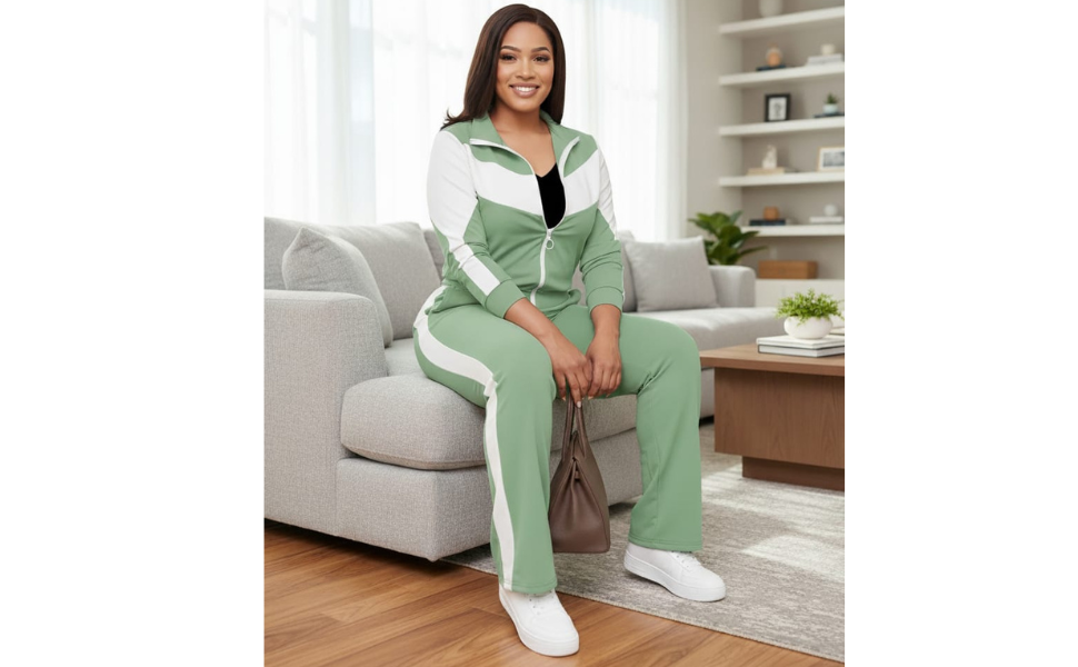 شخص يجلس على أريكة بيضاء يرتدي ملابس نوم باللون الأخضر النعناعي في غرفة معيشة حديثة مع رفوف في الخلفية.