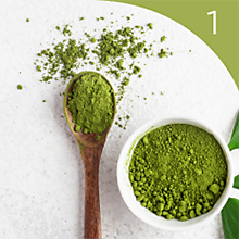 A spoon of tea uniqo matcha powder