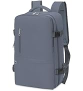 Mochila rectangular gris con múltiples compartimentos y correas laterales. Presenta un diseño minimalista con bolsillo frontal con cremallera y tirantes ajustables.