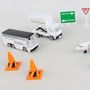 Amazon.co.jp: Daron Air Canada Airport Playset, 12-Piece