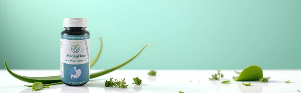Glasgefäß mit blauem Deckel auf türkisfarbenem Hintergrund mit natürlichen Elementen wie Blättern oder Kräutern, die in der Zusammensetzung sichtbar sind.