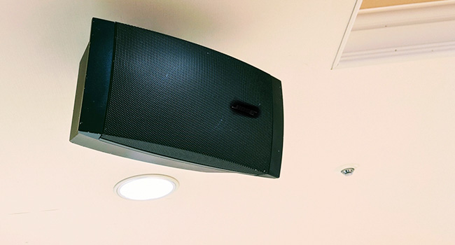 スピーカーと取付金具 スピーカー壁取付金具 屋外用 (SR-WB4WP) | TOA株式会社