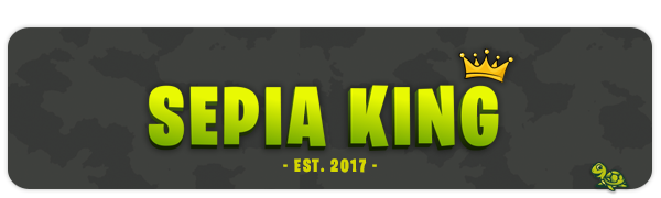 Sepia King-Logo auf grauem Hintergrund mit kleiner Schildkröte