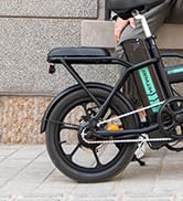 con portaequipajes trasero estacionada en una acera. Las características incluyen neumáticos gruesos y un diseño de cuadro escalonado