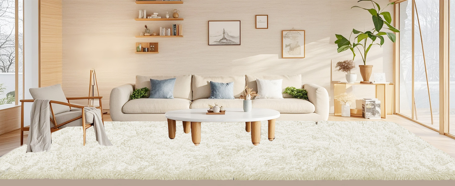 Modernes Wohnzimmer mit einem weißen Sofa, Couchtischen aus Holz, cremefarbenem Plüschteppich, Holzsessel und schwebenden Regalen, die mit Pflanzen und Kunstwerken dekoriert sind, in einer hellen, minimalistischen Umgebung