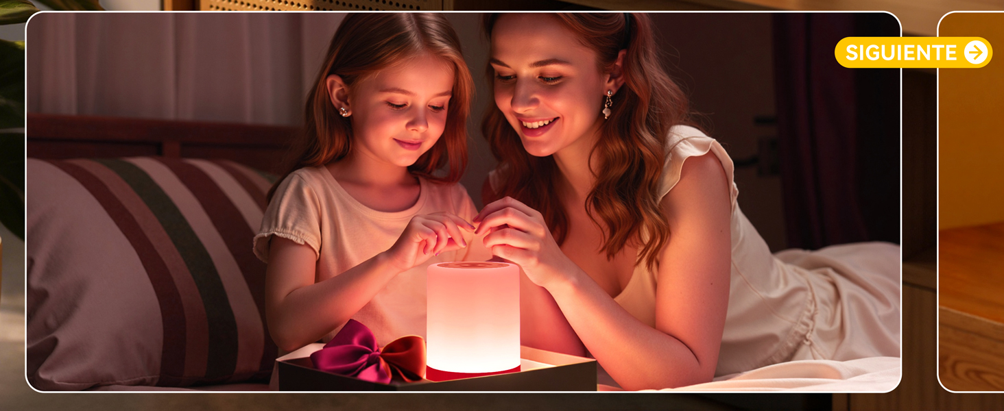 Dos personas sentadas en una cama, mirando un objeto brillante entre ellas. La iluminación cálida e íntima crea un ambiente acogedor.
