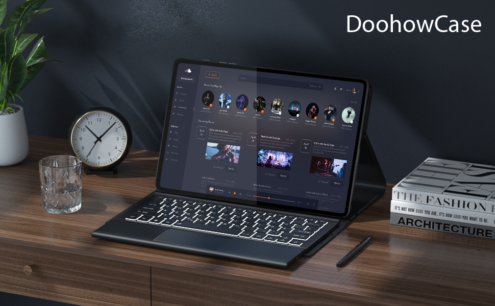لپتاپ روی میز با رابط کاربری تیره و آیکونهای کاربر نمایش داده میشود. ساعت، لیوان و کتابها قابل مشاهده هستند. متن «DoohowCase» روی آن قرار گرفته است.