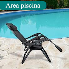 Poltrona reclinabile nera a bordo piscina. La sedia ha uno schienale regolabile e sembra essere realizzata in materiale a