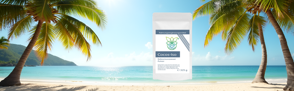 Weiße Produktflasche vor tropischem Strandhintergrund mit Palmen, türkisfarbenem Meerwasser und Sandstrand.