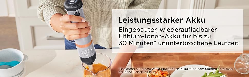 Eine Frau püriert mit dem Akku-Stabmixer eine Flüssigkeit im Messbecher.