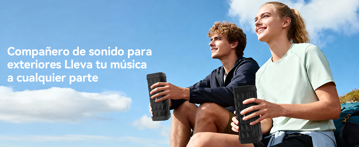 El texto dice «Compañero de sonido para exteriores Lleva tu música». Personas que disfrutan de actividades al aire libre con un altavoz portátil en entornos naturales.