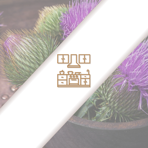 Deux petites icônes ou symboles bruns sur un fond en diagonale avec des éléments floraux violets et verts.