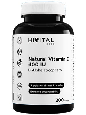 Le texte indique « Vitamine E naturelle HIVITAL 400 UI ». Flacon de supplément noir avec étiquette blanche indiquant les informations sur le produit vitaminique.