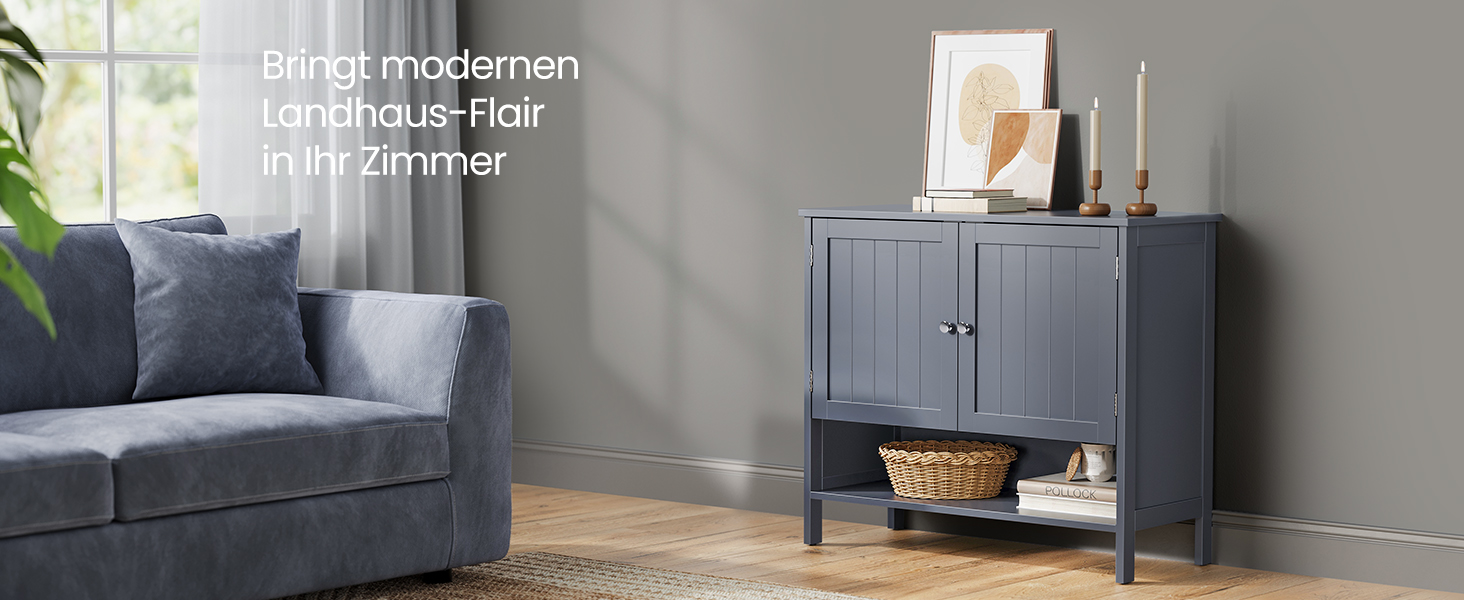 Szürke fémszekrény ajtókkal, modern nappaliban elhelyezve, szürke fal mellett, egy kék kanapé és dekorációk közelében.