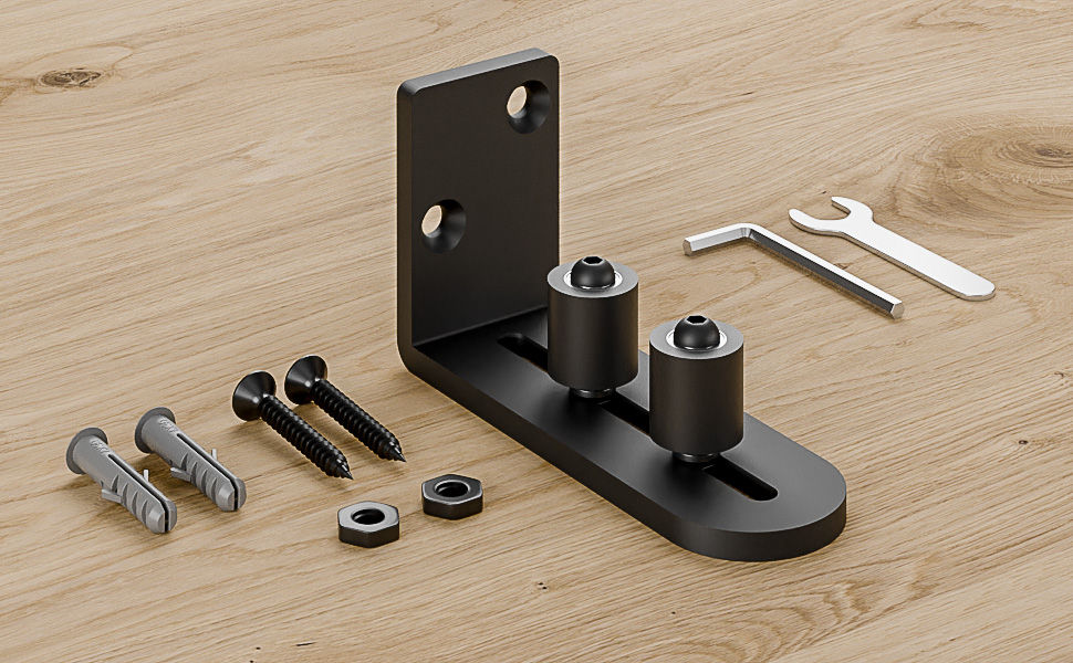 Schwarze Metallhalterung mit Hardwarekomponenten wie Schrauben, Muttern und Einstellwerkzeugen, die auf einer Holzoberfläche angeordnet sind.