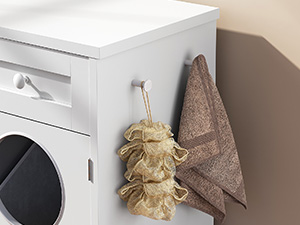 Mehrere Ansichten eines weißen Geräts, an dem ein cremefarbenes Tuch oder Accessoire hängt. Das Gerät scheint an der Wand montiert zu sein und hat ein klares, minimalistisches Design.