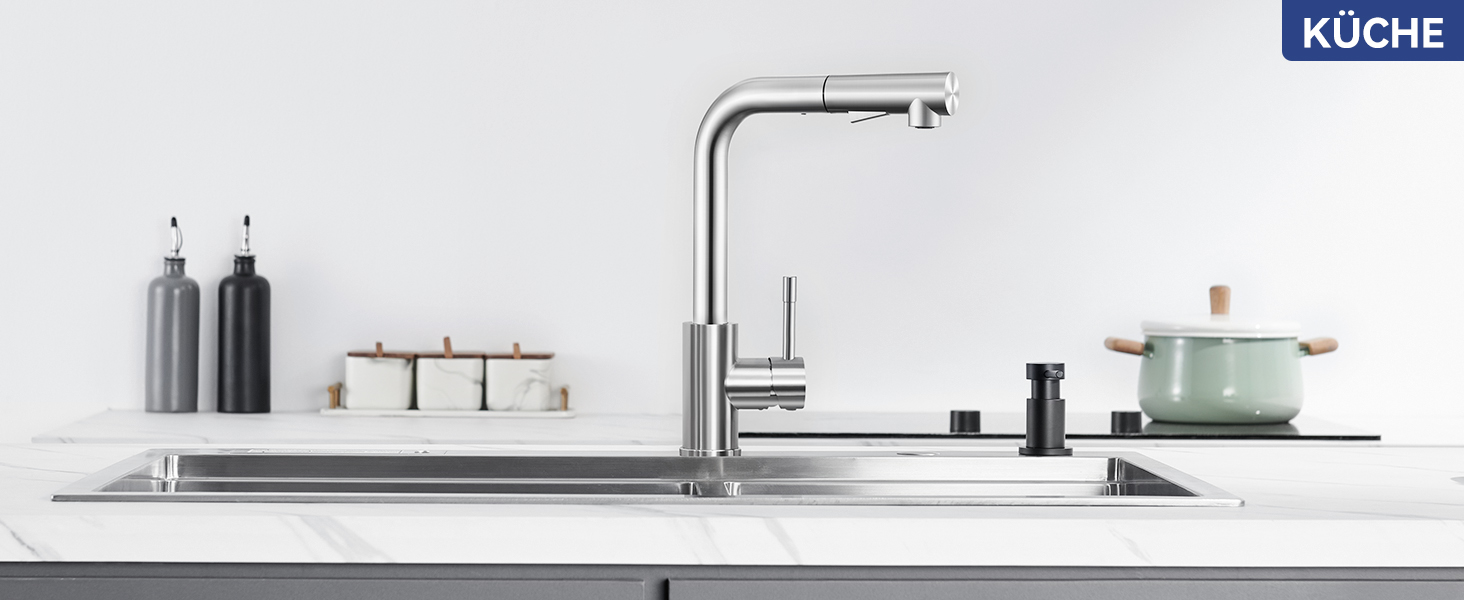 Moderne Küchenarmatur mit hohem Schwanenhalsauslauf auf einer minimalistischen weißen Arbeitsplatte mit integrierter Spüle