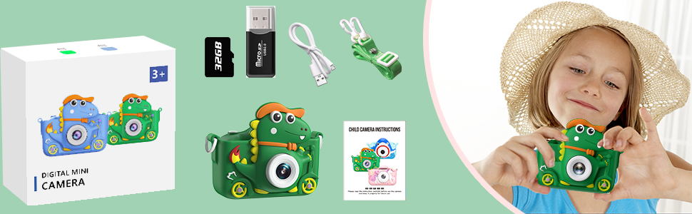 comprenant un appareil photo vert en forme de grenouille, une carte mémoire, un câble USB et un emballage. Un enfant fait la démonstration de l'utilisation de l'appareil photo.